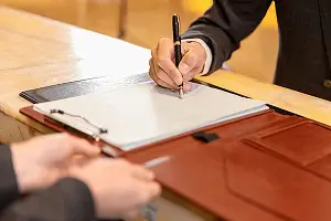 麦肯光明公司介绍